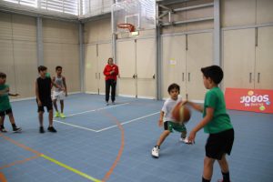 jogos de oeiras crianças a jogar basquetebol