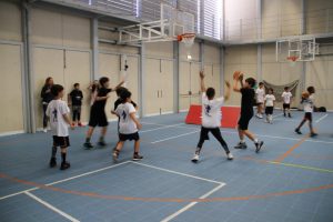 jogos de oeiras crianças a jogar basquetebol