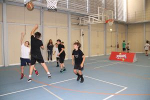 jogos de oeiras crianças a jogar basquetebol