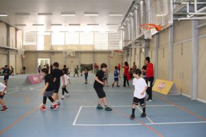 jogos de oeiras crianças a jogar basquetebol