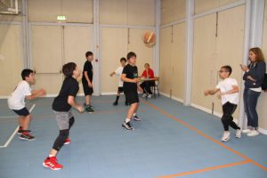 jogos de oeiras crianças a jogar basquetebol