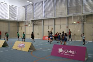 jogos de oeiras crianças a jogar basquetebol