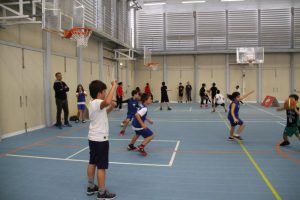 jogos de oeiras crianças a jogar basquetebol