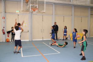 jogos de oeiras crianças a jogar basquetebol