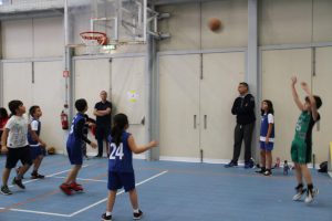 jogos de oeiras crianças a jogar basquetebol