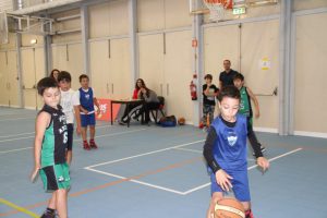 jogos de oeiras crianças a jogar basquetebol