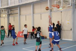 jogos de oeiras crianças a jogar basquetebol