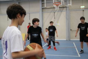 jogos de oeiras crianças a jogar basquetebol