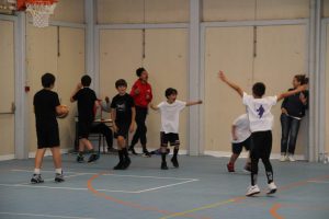 jogos de oeiras crianças a jogar basquetebol