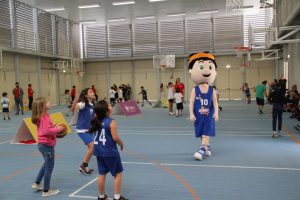 jogos de oeiras crianças a jogar basquetebol