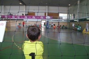 jogos de oeiras crianças a jogar futsal