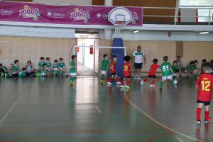 jogos de oeiras crianças a jogar futsal