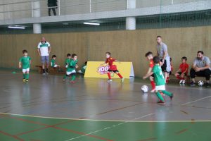 jogos de oeiras crianças a jogar futsal