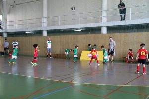 jogos de oeiras crianças a jogar futsal
