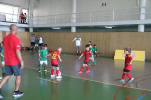 jogos de oeiras crianças a jogar futsal