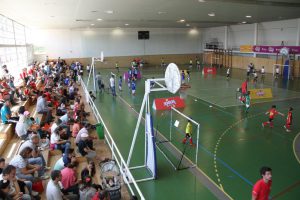 jogos de oeiras crianças a jogar futsal