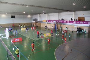 jogos de oeiras crianças a jogar futsal