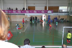 jogos de oeiras crianças a jogar futsal