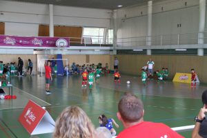 jogos de oeiras crianças a jogar futsal