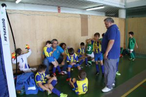 jogos de oeiras crianças a jogar futsal