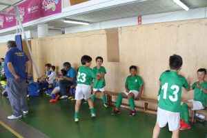 jogos de oeiras crianças a jogar futsal