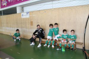 jogos de oeiras crianças a jogar futsal