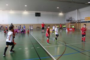 jogos de oeiras crianças a jogar futsal