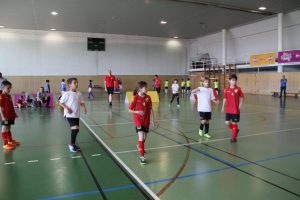 jogos de oeiras crianças a jogar futsal