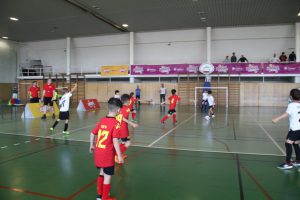 jogos de oeiras crianças a jogar futsal