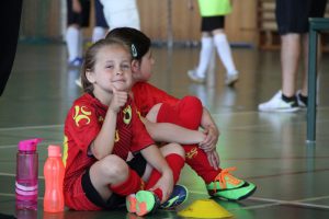 jogos de oeiras crianças a jogar futsal