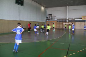 jogos de oeiras crianças a jogar futsal