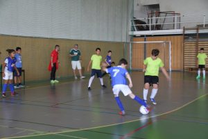 jogos de oeiras crianças a jogar futsal