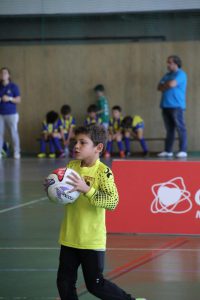 jogos de oeiras crianças a jogar futsal