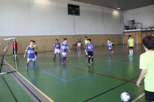 jogos de oeiras crianças a jogar futsal