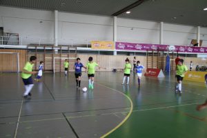 jogos de oeiras crianças a jogar futsal