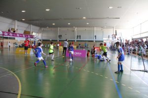 jogos de oeiras crianças a jogar futsal