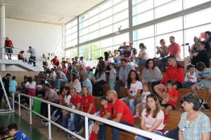 jogos de oeiras crianças a jogar futsal