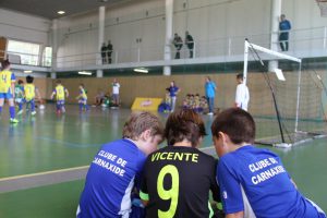 jogos de oeiras crianças a jogar futsal