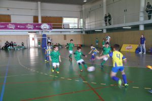 jogos de oeiras crianças a jogar futsal