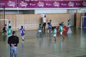 jogos de oeiras crianças a jogar futsal