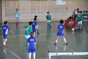 jogos de oeiras crianças a jogar futsal