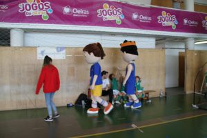 jogos de oeiras crianças a jogar futsal