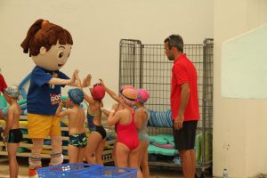 jogos de oeiras crianças praticando natação