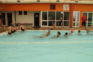 jogos de oeiras crianças praticando natação