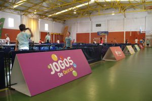 Jogos de Oeiras crianças e adultos a jogar ténis de mesa