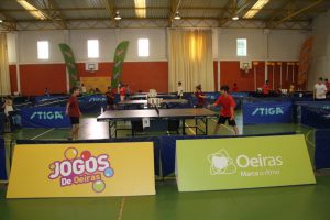 Jogos de Oeiras crianças e adultos a jogar ténis de mesa