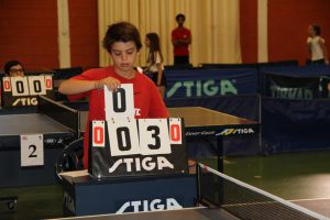 Jogos de Oeiras crianças e adultos a jogar ténis de mesa