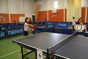 Jogos de Oeiras crianças e adultos a jogar ténis de mesa