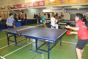 Jogos de Oeiras crianças e adultos a jogar ténis de mesa