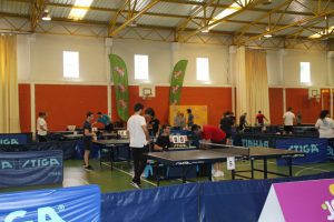 Jogos de Oeiras crianças e adultos a jogar ténis de mesa